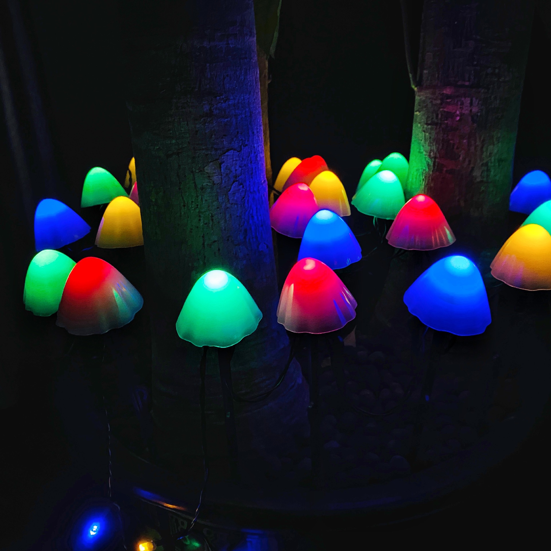 户外太阳能led地插蘑菇灯串 太阳能供电迷你蘑菇灯花园装饰彩灯