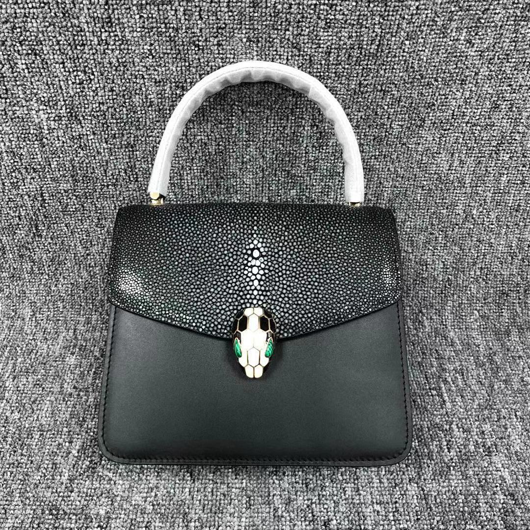 新款珍珠鱼皮手提包男士休闲潮流真魔鬼鱼单肩包时尚彩色斜跨女包