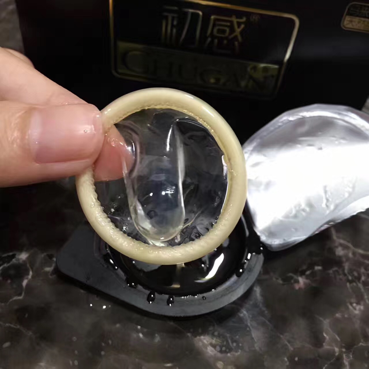 初感001超薄玻尿酸安全套12只装光面避孕套夫妻保健情趣计生用品