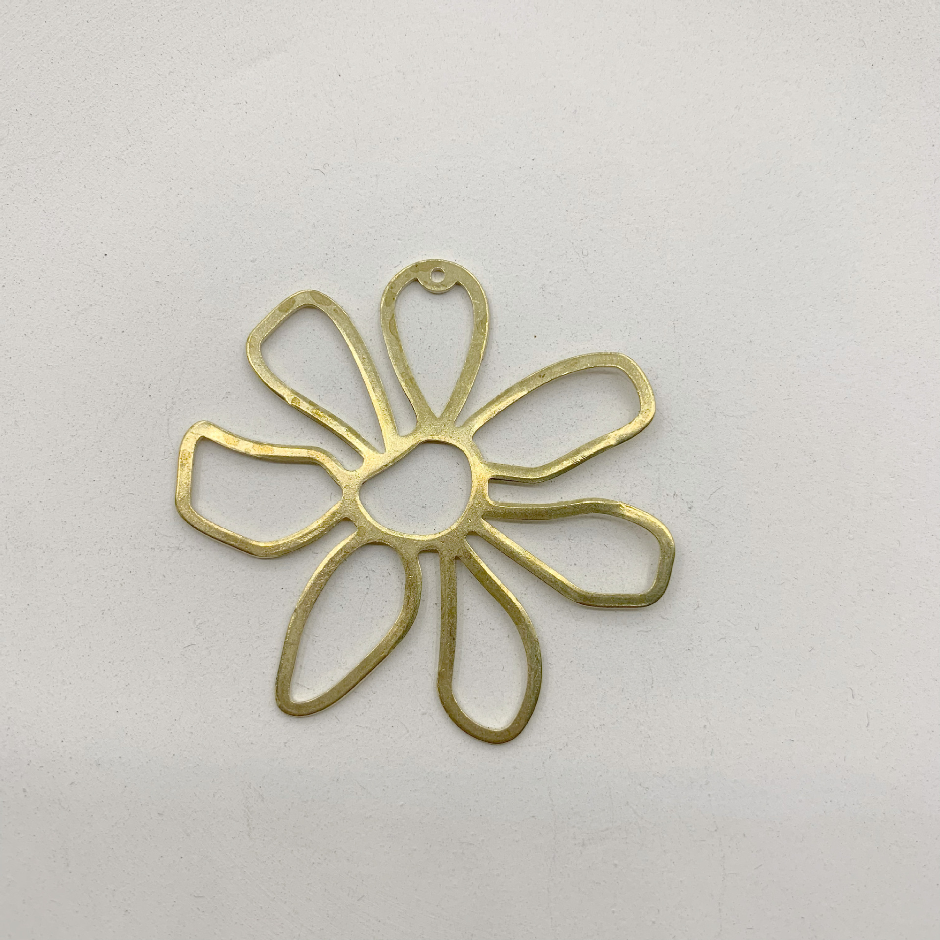 黄铜七瓣花朵55mm带孔铜片 首饰项链工艺品串珠挂件 diy饰品配件
