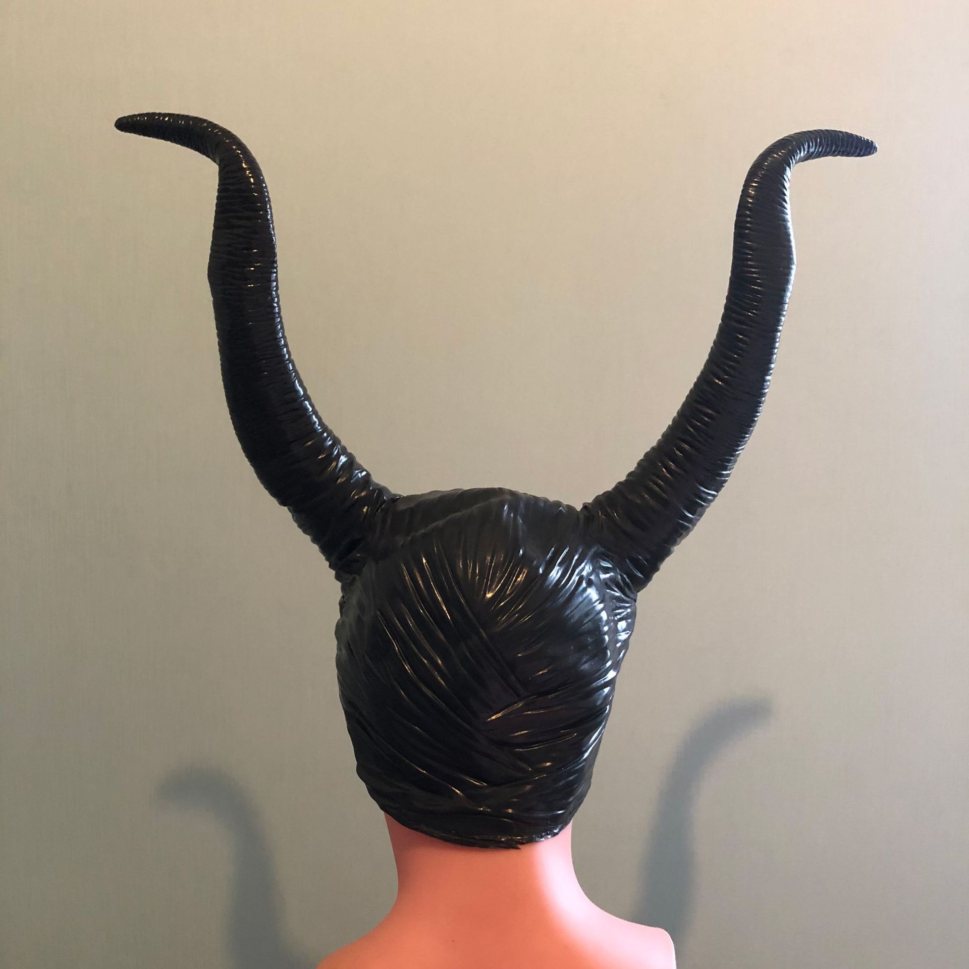 万圣节沉睡魔咒酒吧派对装饰cos女巫道具黑色牛角pvc头套面具帽子