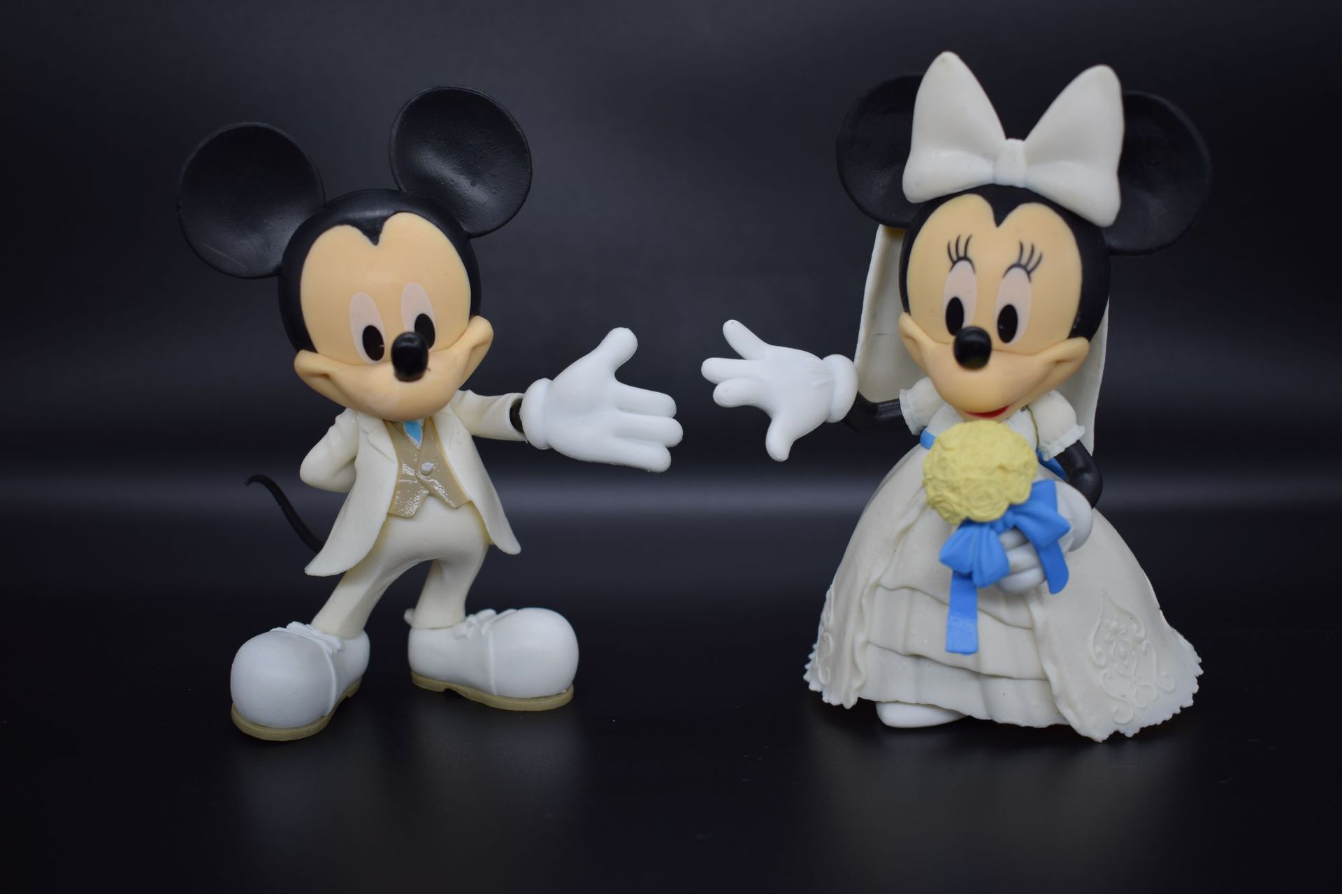 米奇米妮唐老鸭黛丝婚纱情侣公仔米老鼠手办结婚赠礼摆蛋糕婚庆饰