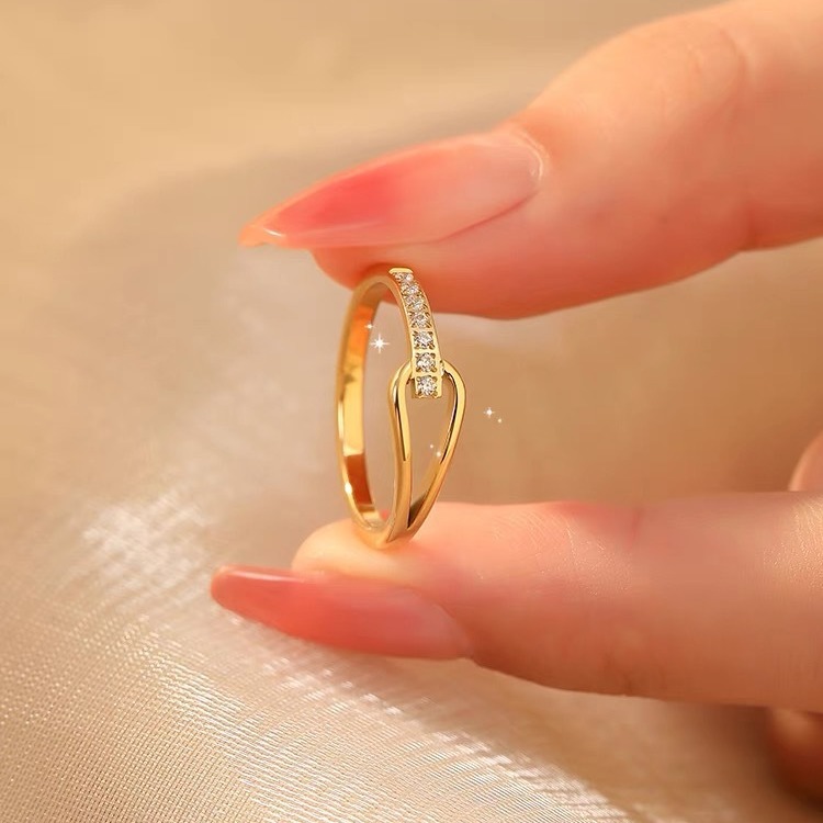 钛钢水滴镶钻戒指女排钻钻石时尚通勤个性小众设计18k金关节食戒