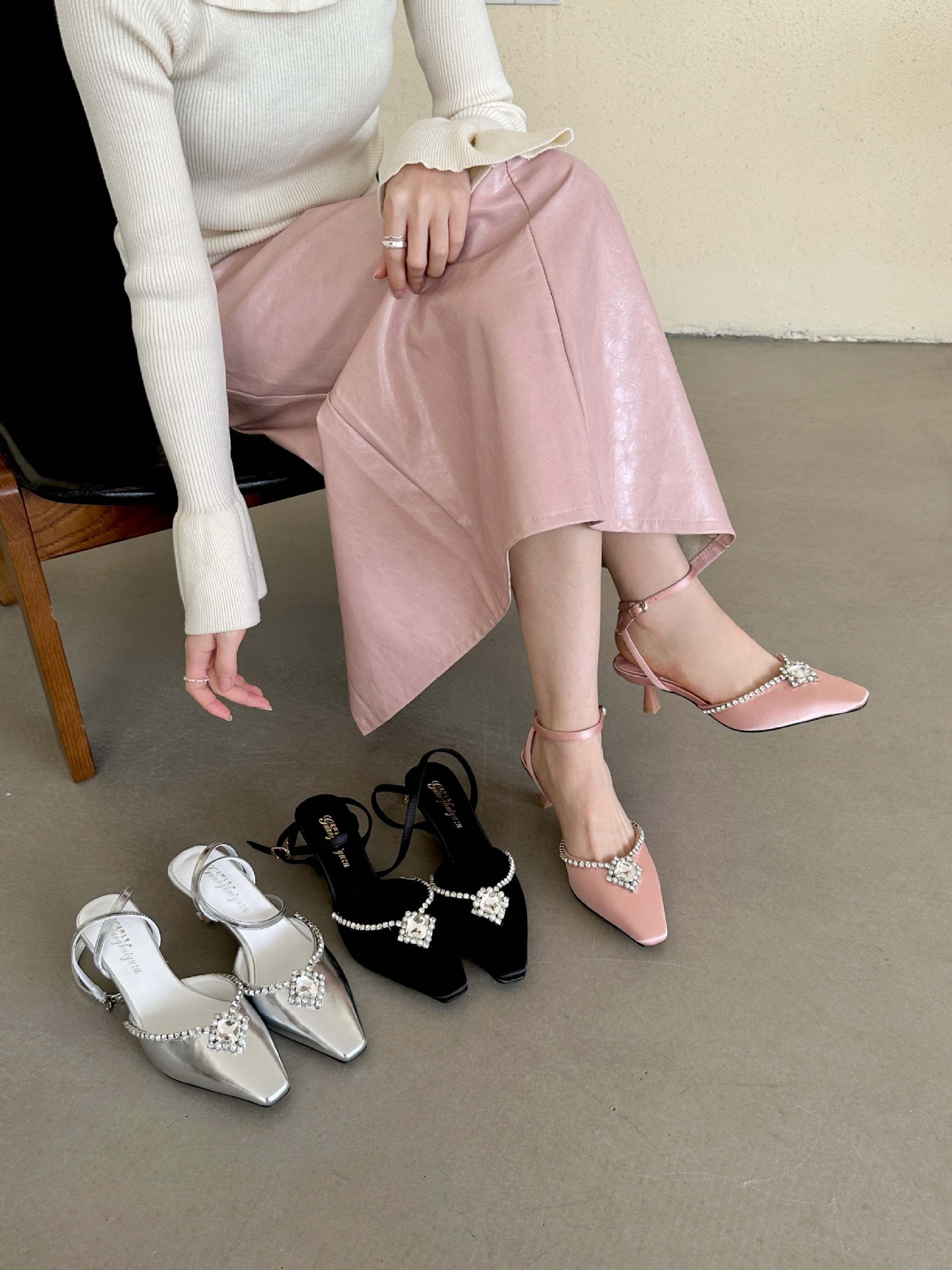 春夏高跟鞋女2024新款轻奢水钻绸缎鞋宴会气质细跟包头凉鞋女外穿