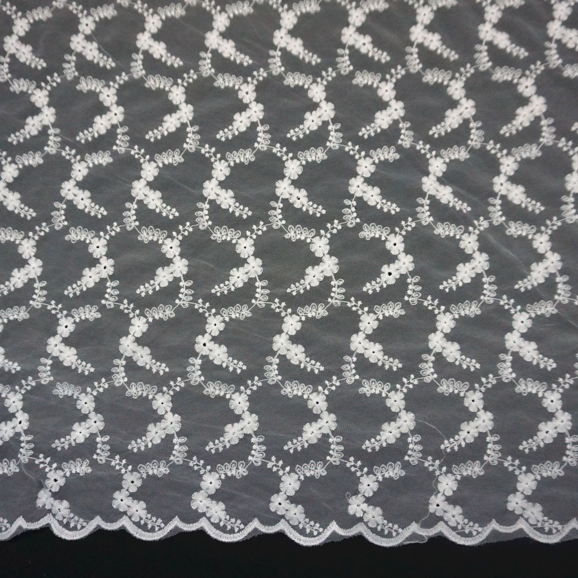 工厂现货 网纱网布绣花面料 牛奶丝水溶刺绣花边 服装面料