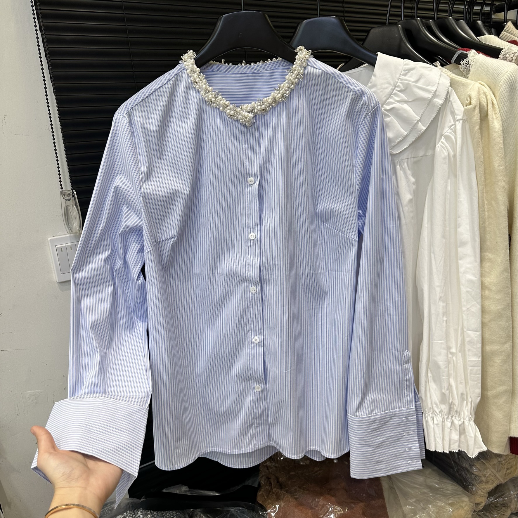 蓝色竖条纹领口钉珠长袖衬衫女春2024新款法式感气质显瘦衬衣