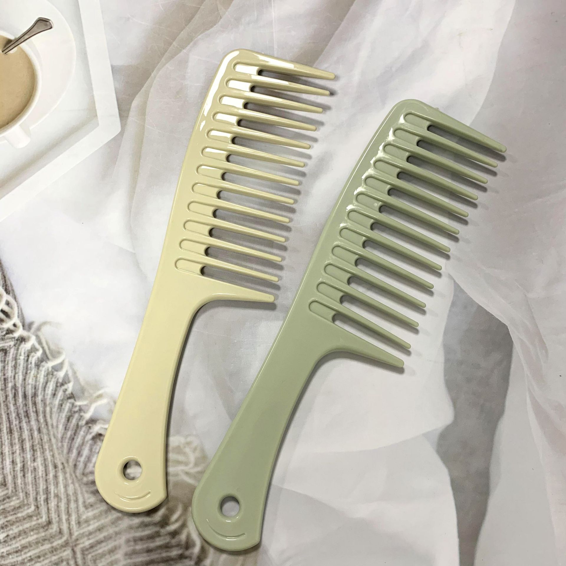 Large Tooth Comb Thickened Widened Men and Women Hairdressing Comb Students Korean Cute Hair Curling Comb Not Easy to