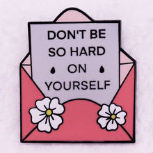 别对自己太苛刻胸针花朵粉色信笺徽章