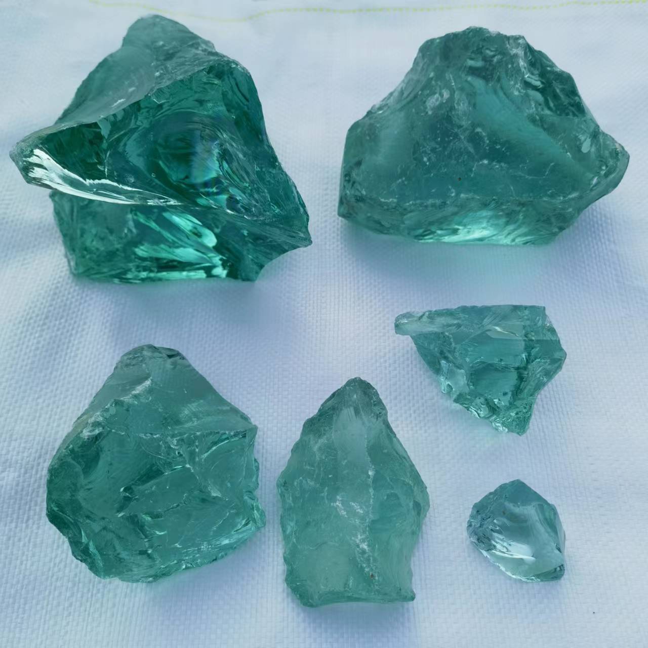 供应 玻璃块 彩色玻璃石 景观装饰石笼墙造景用不规则蓝色琉璃石