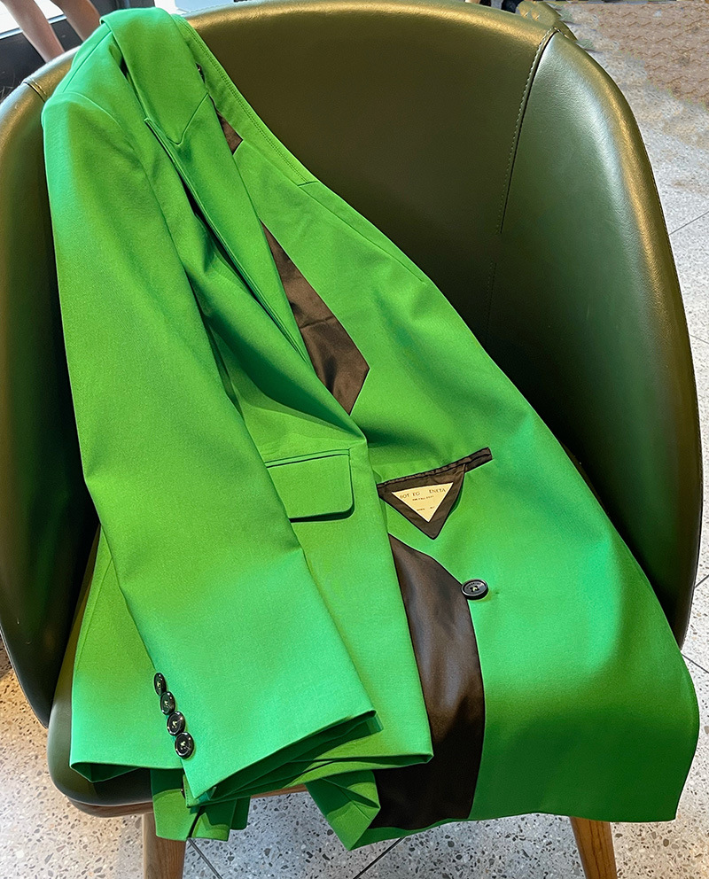 休闲绿色西装外套女2022春装新款气质宽松显白亮色高级感小西服