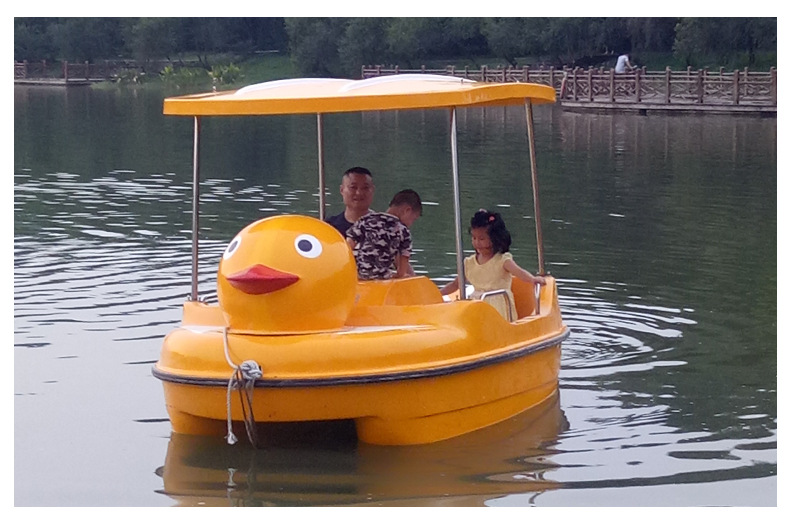佛山户外水上游艺4人大黄鸭脚踏船景区公园休闲家庭式小型休闲船