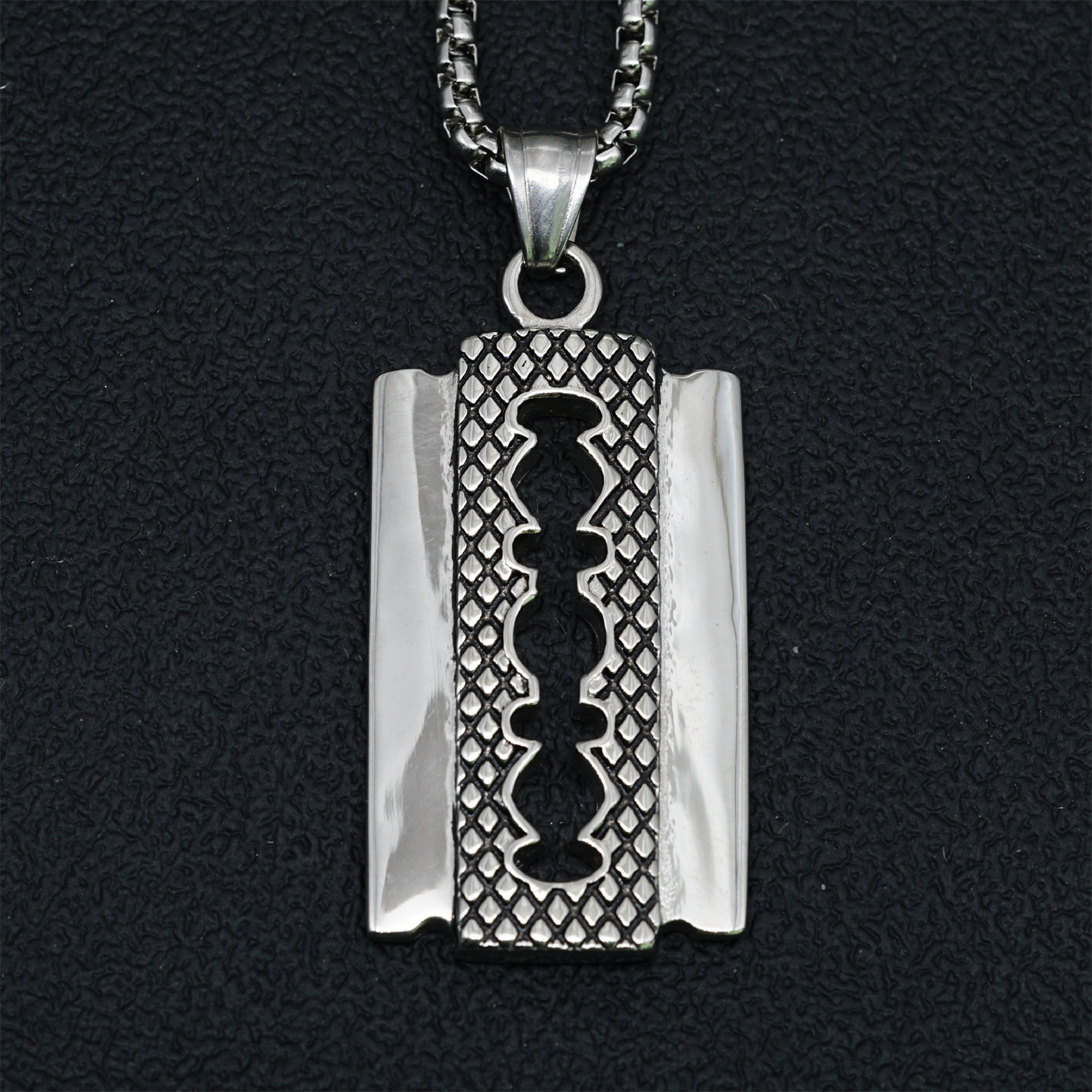 刀片刮胡刀吊坠男钛钢理发师挂坠欧美潮女项链嘻哈t恤卫衣毛衣链