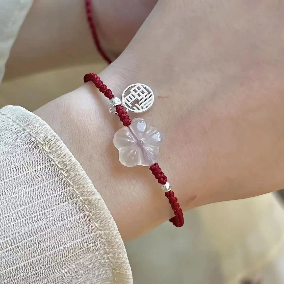 有钱花森系气质仿玉石梅花编织红绳福牌吊坠手绳优雅国潮甜美手链