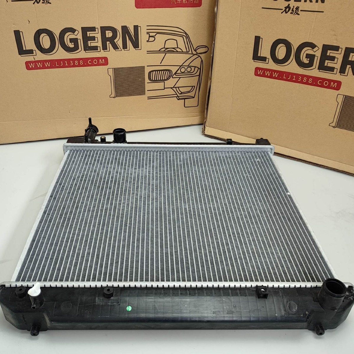 适用于丰田汽车散热器水箱toyota grand hiace 99-02 16400-67090