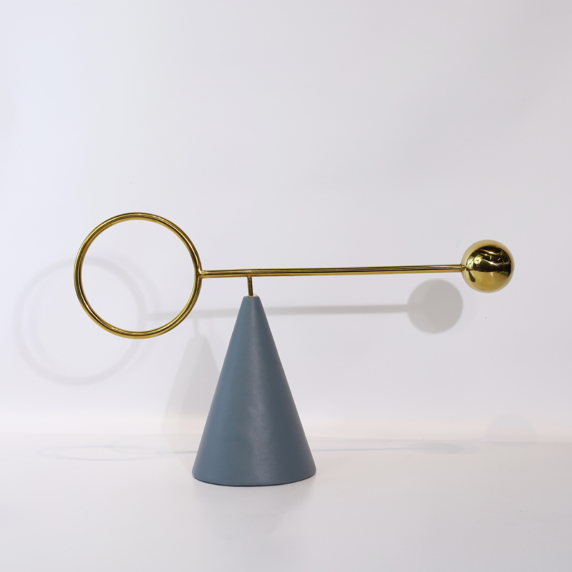 现代轻奢极简几何金属皮革工艺品静态平衡艺术售楼处会所软装饰品