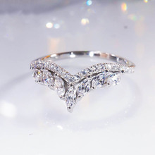 时尚精致高碳钻戒指925银V型皇冠仿真钻石戒指女求婚小众排戒
