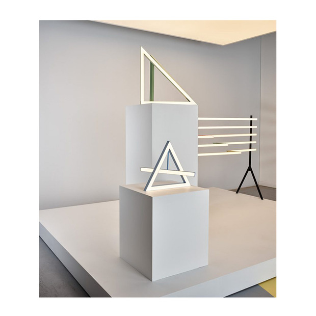 定制展览馆展台白色烤漆中岛地台灯具展示台四方形展厅产品陈列台