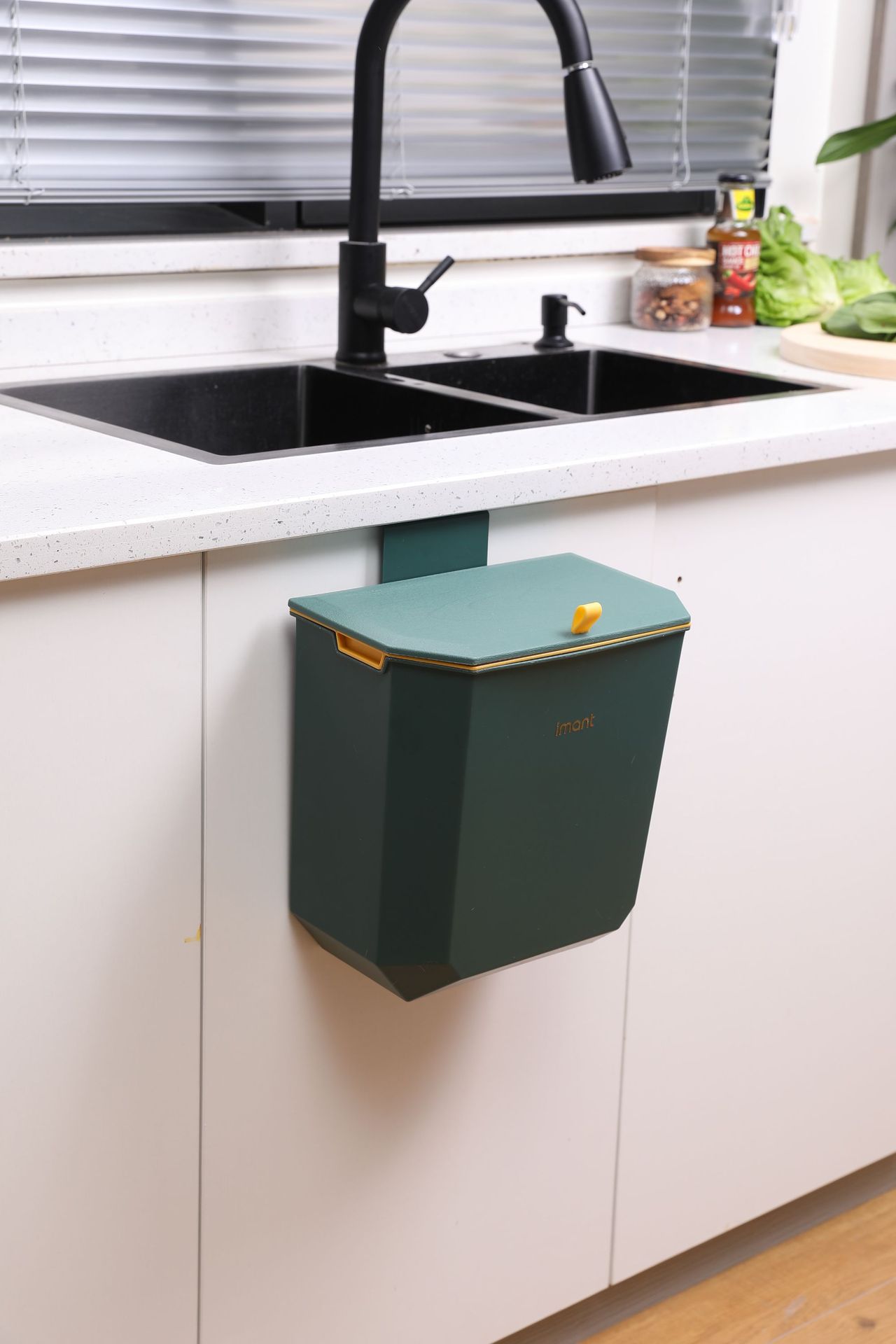 Kitchen Trash Can Wall-Mounted Toilet Living Room and Bathroom Wall-Mounted Covered Wastebasket Storage Bucket 0779-1