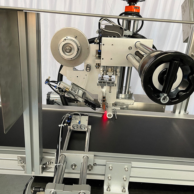 懿东高温胶带贴胶机 双面胶全自动贴标机 可定制保护膜自动贴膜机