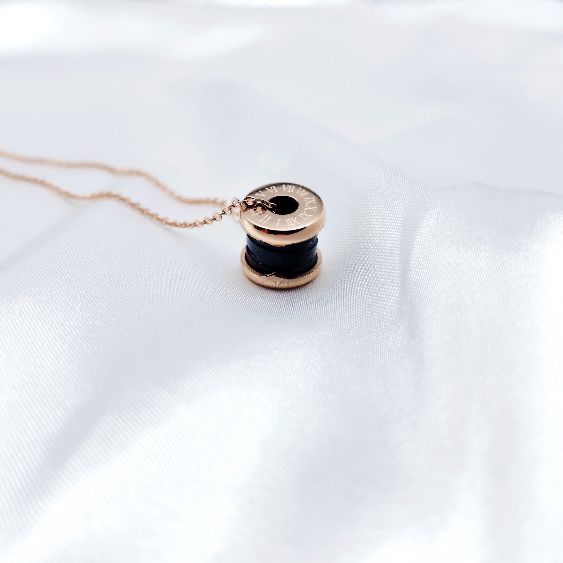 宝家小红人黑陶瓷项链女弹簧小蛮腰男女情侣锁骨欧美ins钛钢项链