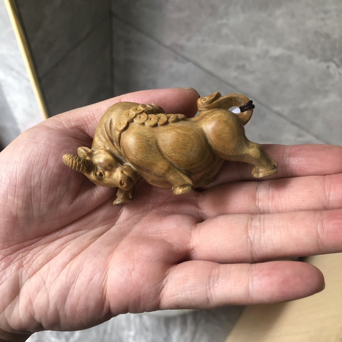 精品绿檀木手工打磨斗牛牛气冲天小摆件手把件木雕文玩小礼品