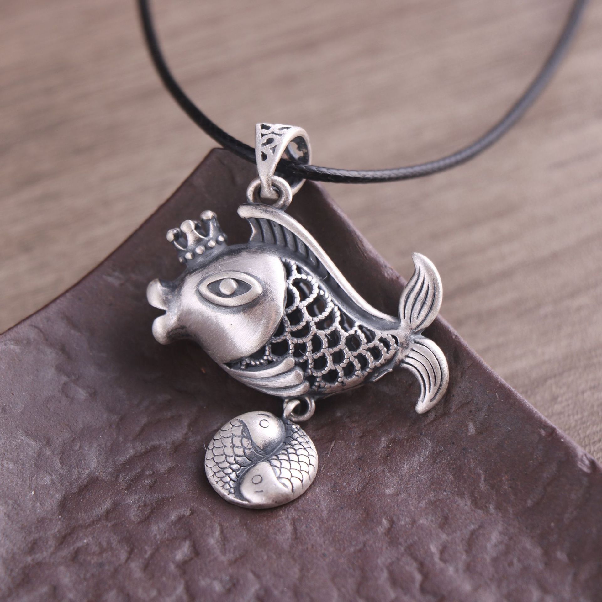 足银990小鱼毛衣链吊坠 复古民族风太极泰银纯银皇冠鱼挂件女士款