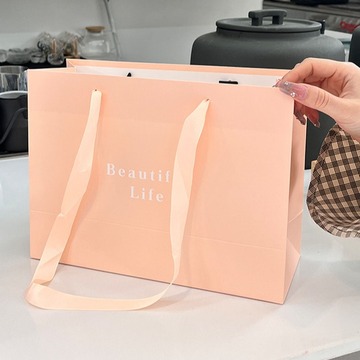 简约粉色服装纸袋生日礼物包装袋设计衣服装饰包装手提袋