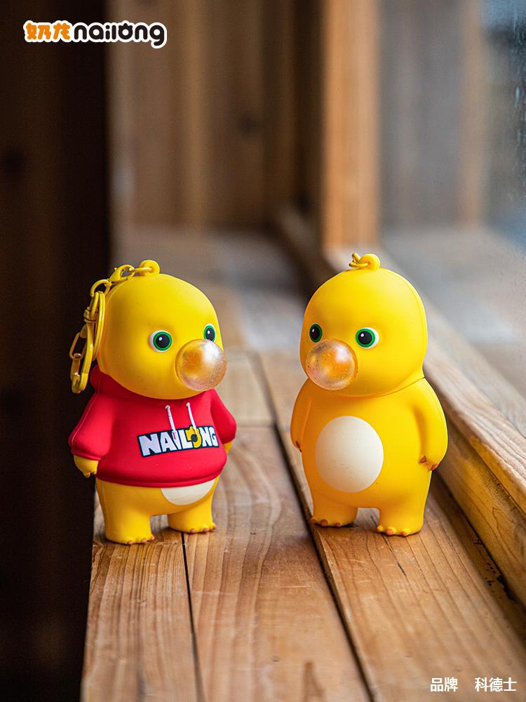 正版奶龙钥匙扣2023新款汽车书包钥匙挂件卡通玩偶情侣可爱小饰品