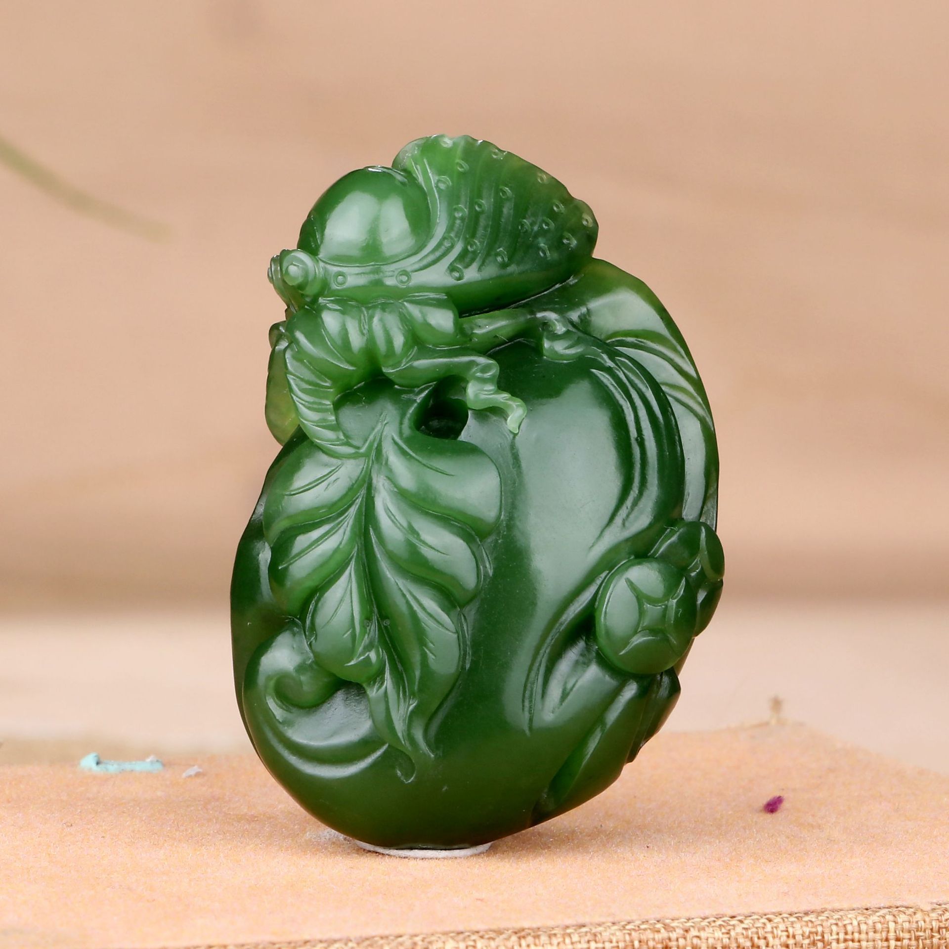 新品【一夜成名】省级玉雕大师苏晓非巧雕和田玉碧玉蝉吊坠挂件