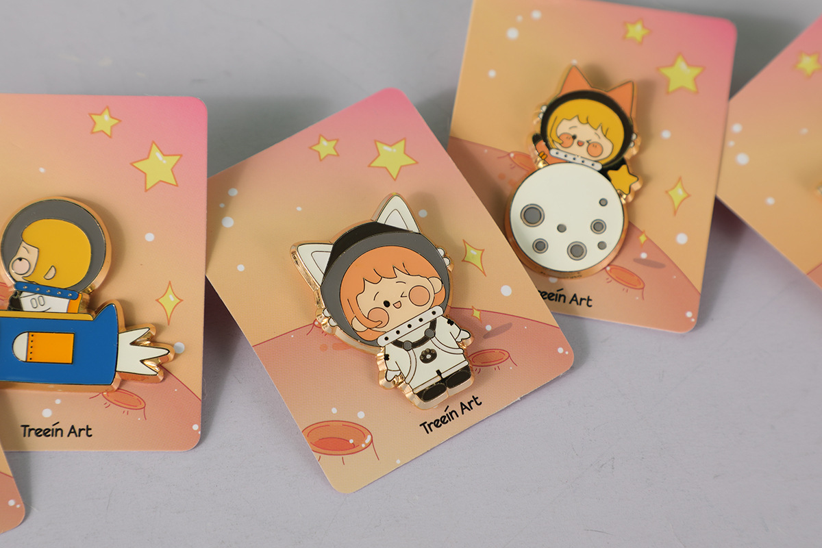 青壹坊 花小西星球盲盒胸针(12个/展示盒)创意卡通金属服饰配件