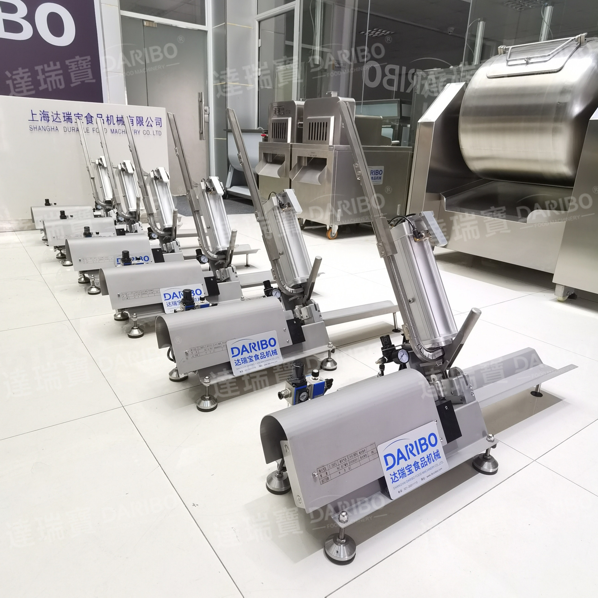 a上海大香肠火腿肠衣卡扣机打卡机工厂 带拉紧功能铝标卡扣封口机