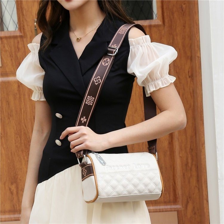 2022 Summer New Rhombus Sewing Line Shoulder Messenger Bag Women's First Layer Cowhide Pillow Bag Fashion