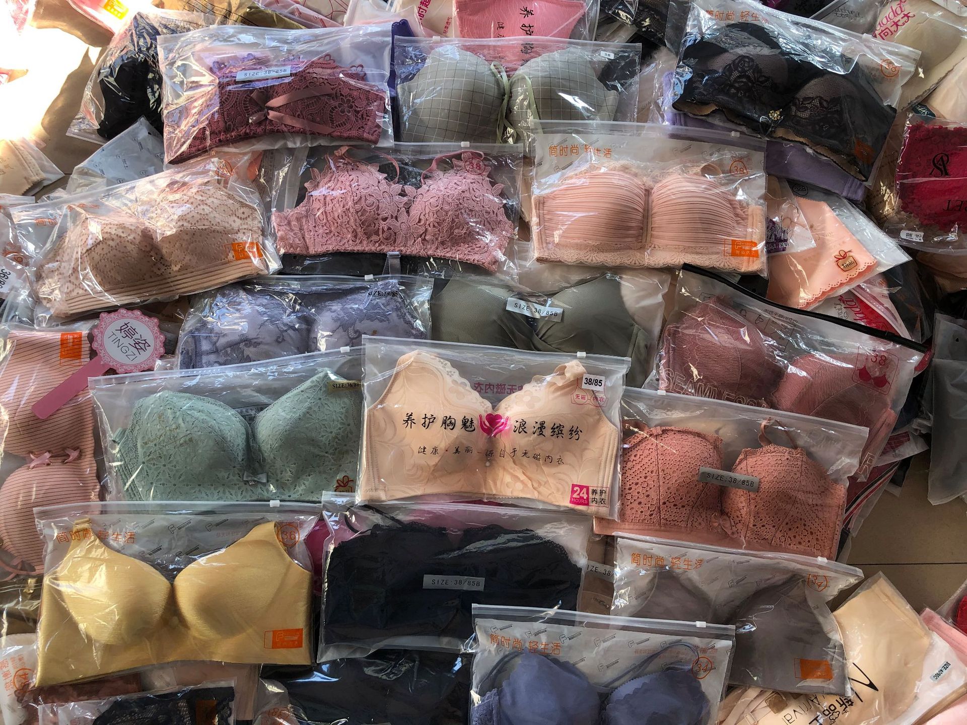 高档品牌杂款无痕内衣尾货无钢圈杂款文胸摆地摊专卖店做特价