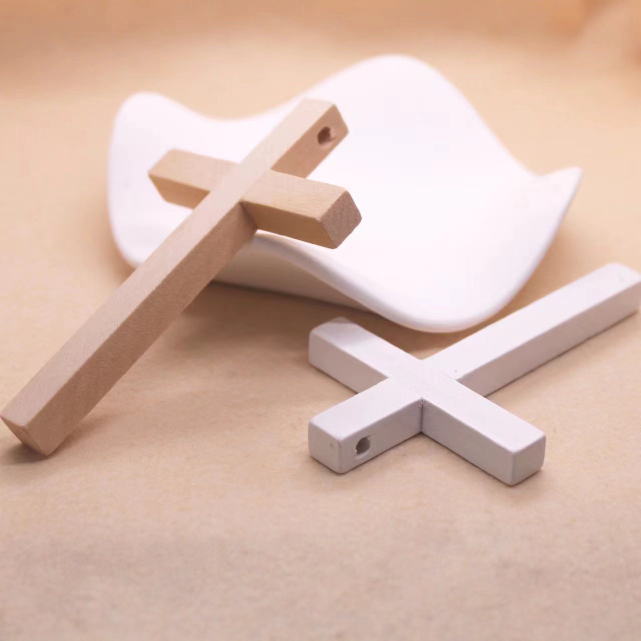 跨境电商10*6cm纯手工制作木质十字架挂饰手执十字架挂件礼品赠品