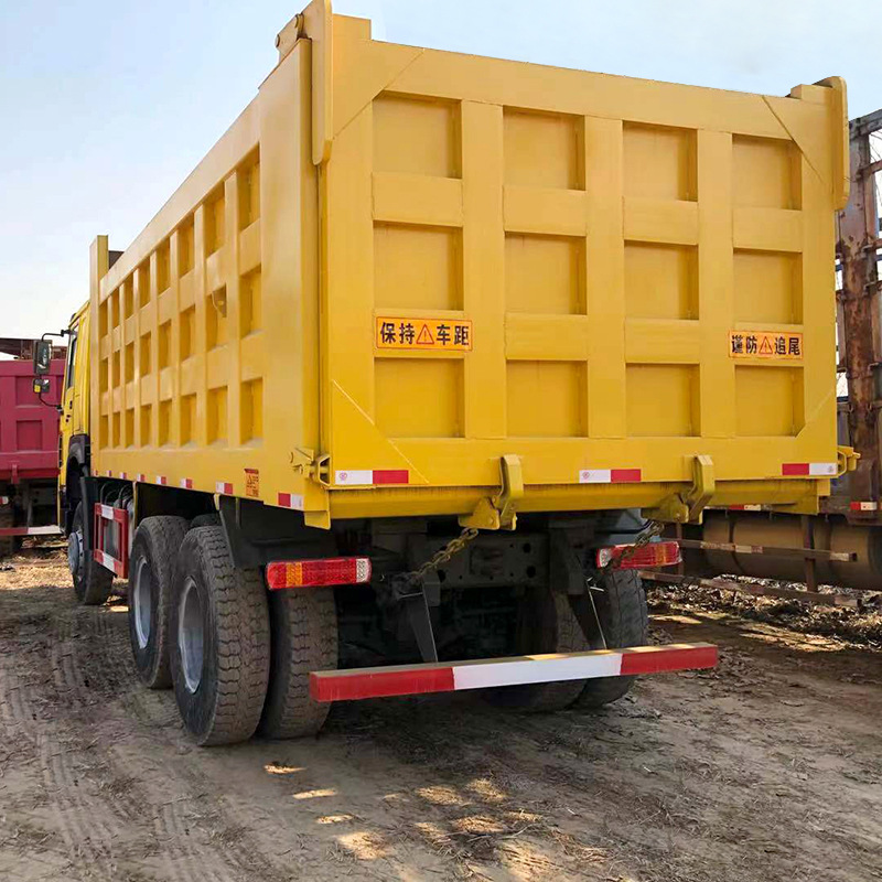 销往非洲豪沃后八轮自卸车 双桥渣土运输车 375马力集装箱后翻车