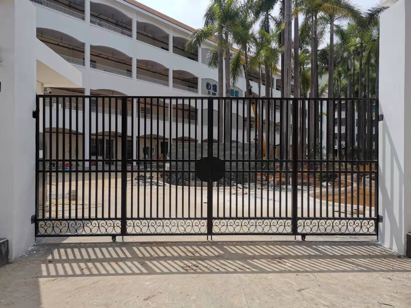 广州厂家制作折叠双开手动铁门小区入口手动四折镀锌方管铁艺大门