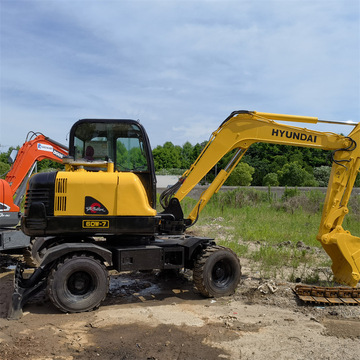 个规格型号规格型号铲斗容量( m06 )发动机功率( kw )最大挖掘深度