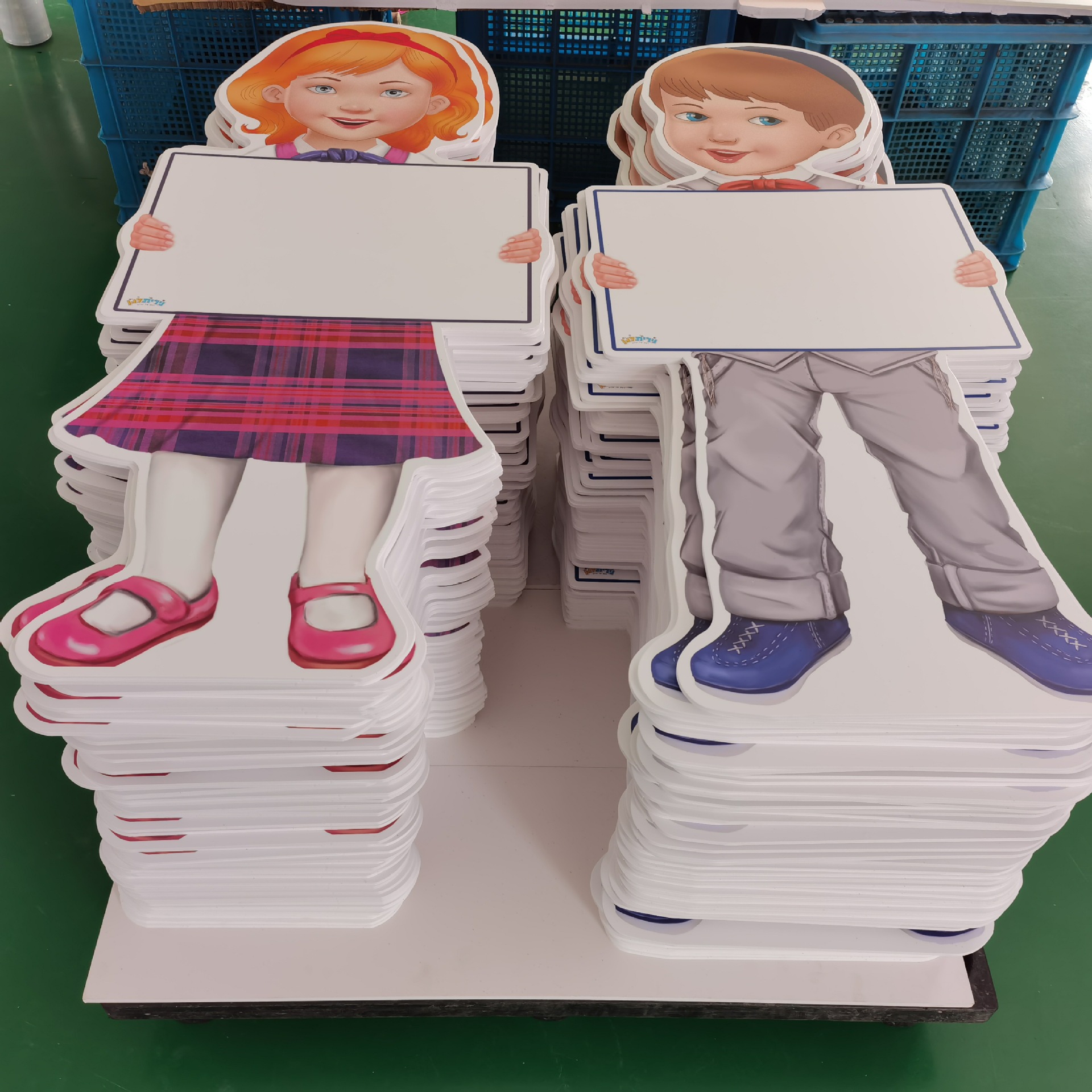 定制5毫米雪弗板kt板卡通人形立牌 自动裁切雕刻写真异形人形架