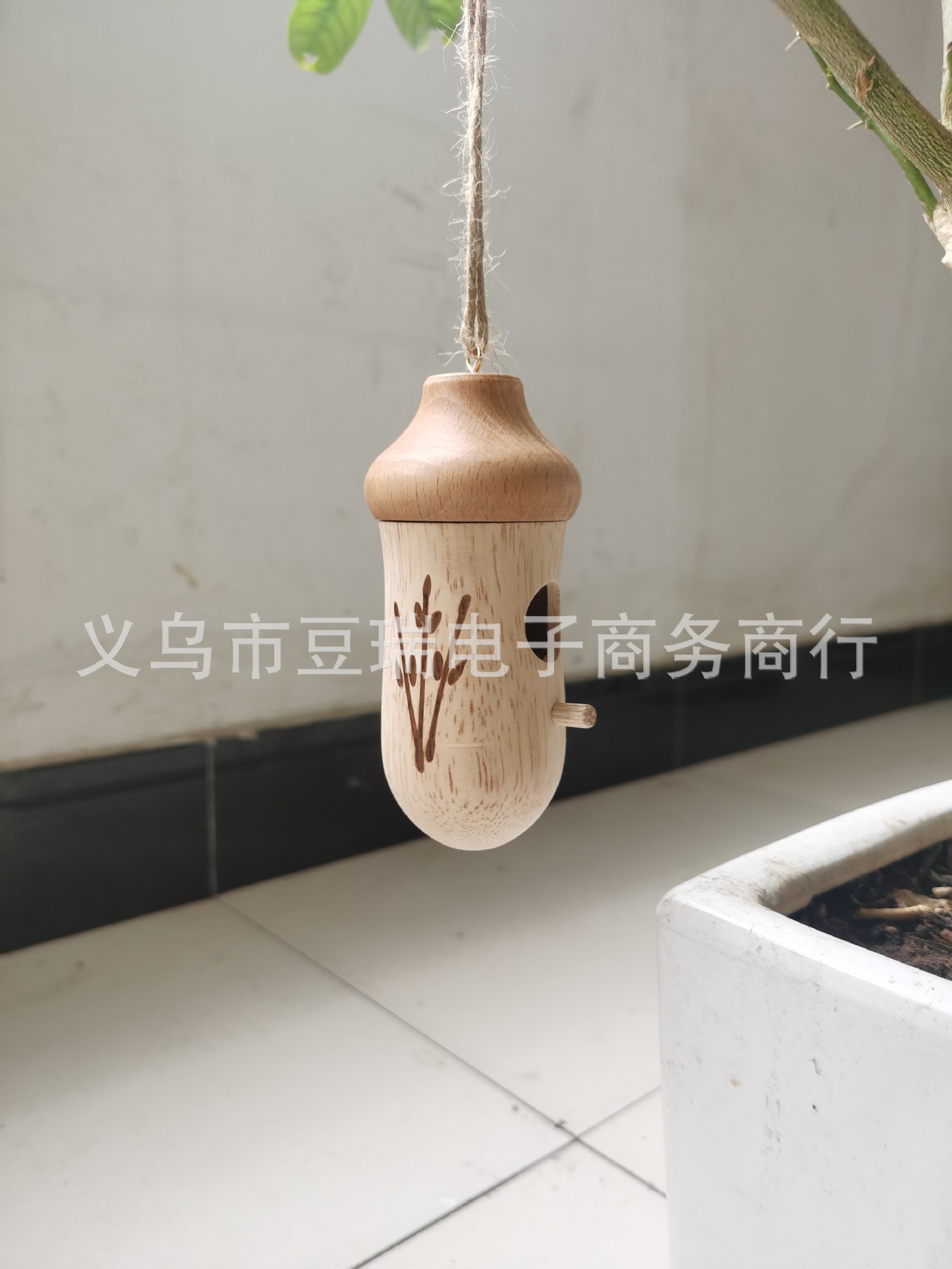 Hummingbird House Wooden Hanging Hummingbird House Outdoor Courtyard Decoration Mini Bird Nest Feeder