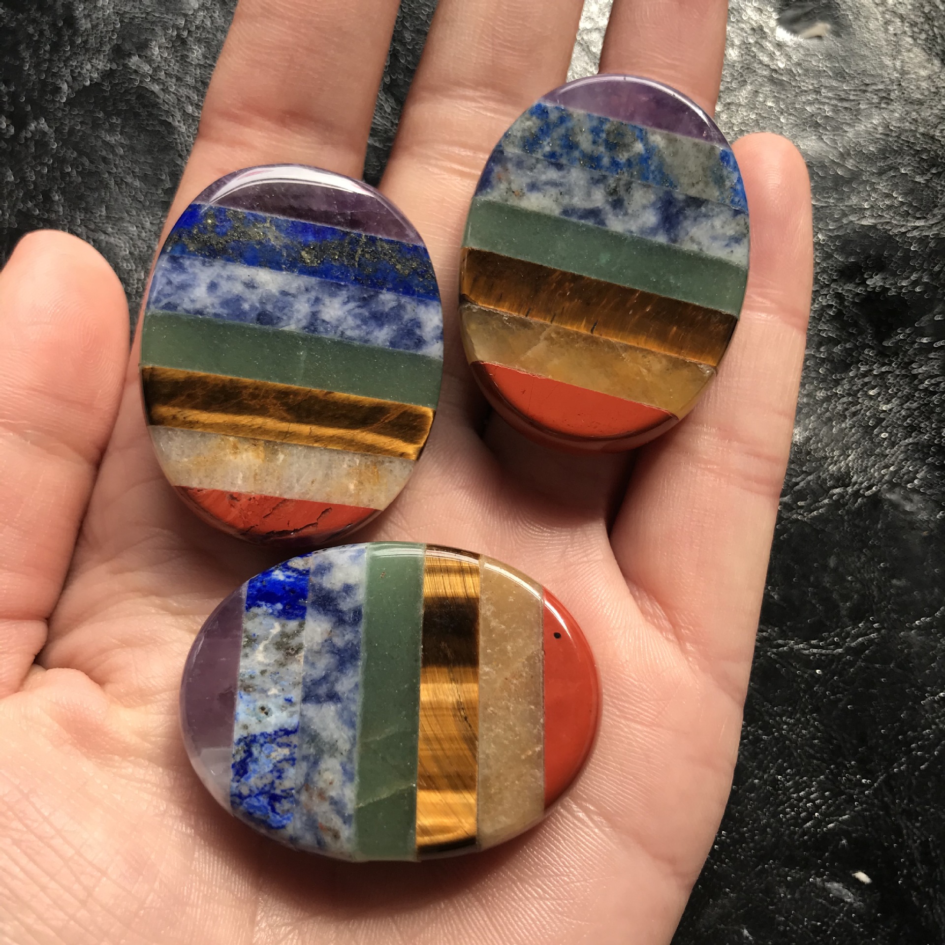 厂家直销新款4cm七色水晶椭圆形疗愈冥想石瑜伽石能量吊坠饰品