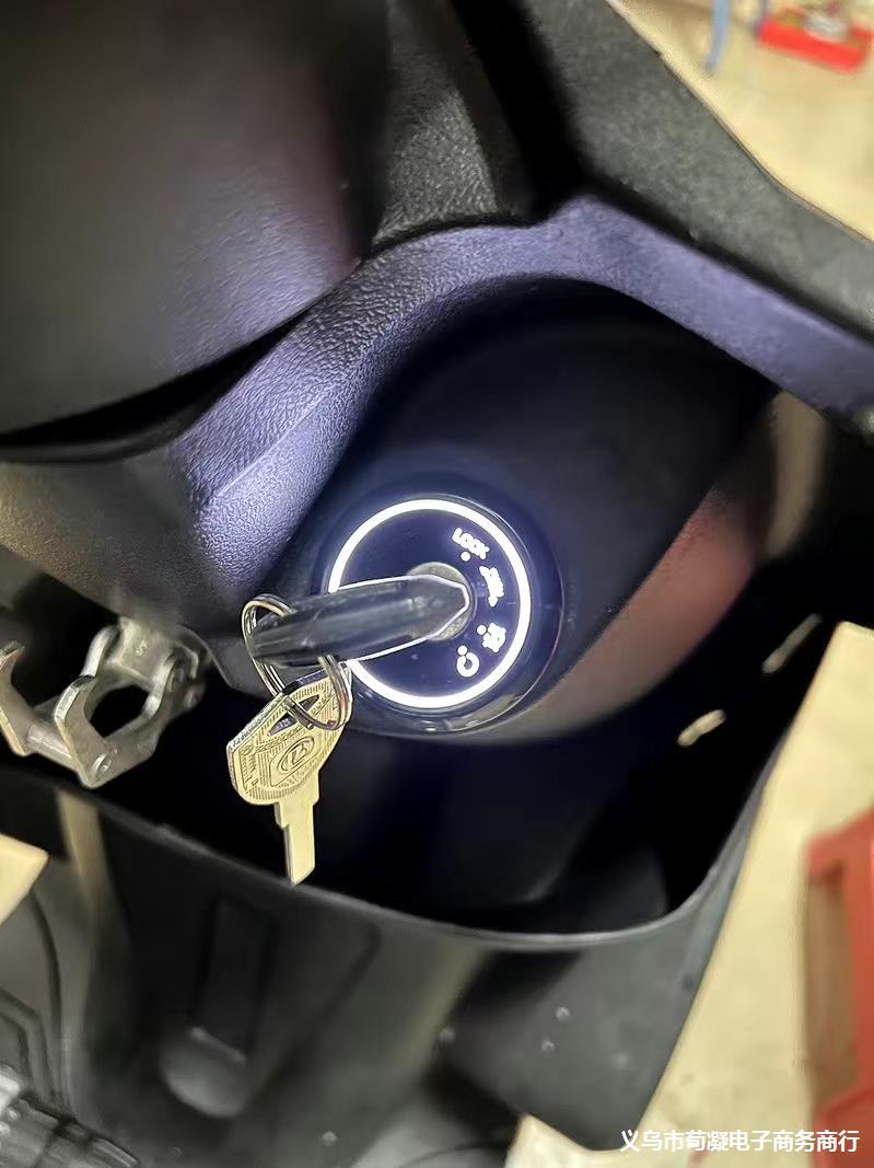 电动车钥匙孔发光圈电门锁盖保护盖氛围灯爱玛雅迪台铃改装饰配件