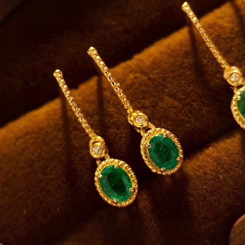 18k金 祖母绿 钻石 耳钉 椭圆形 晶体通透 精致灵动 气质耳环女