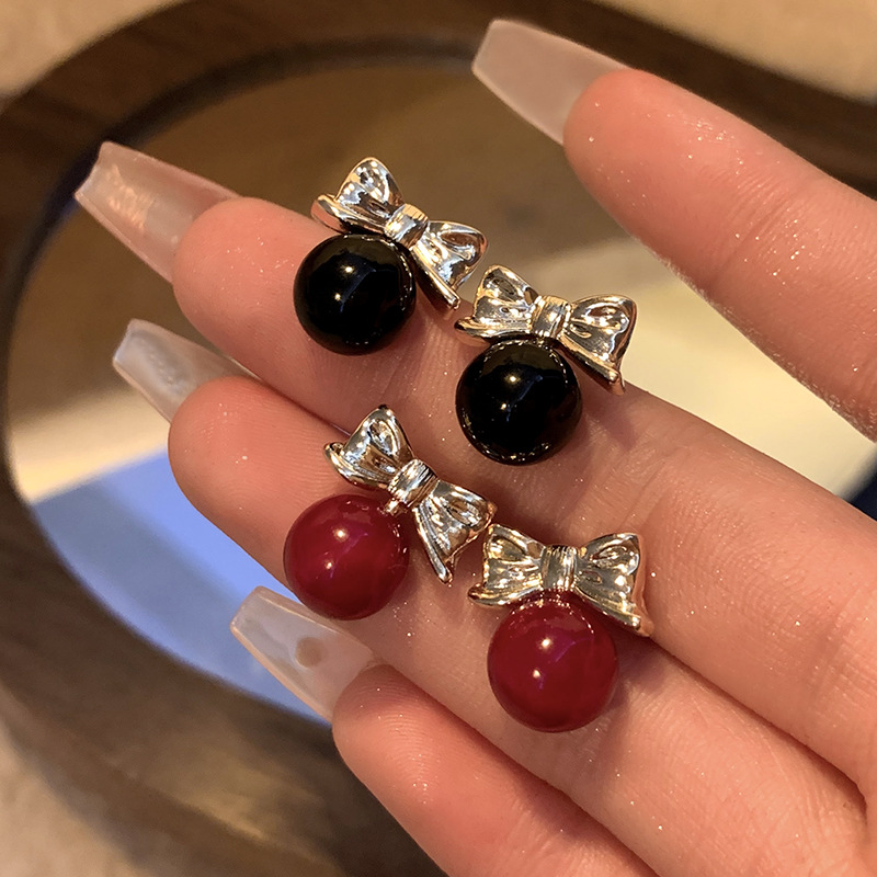 Retro Graceful and Petite Red Earrings Women's Niche Design Metal Bow Stud Earrings 2024 New Earrings