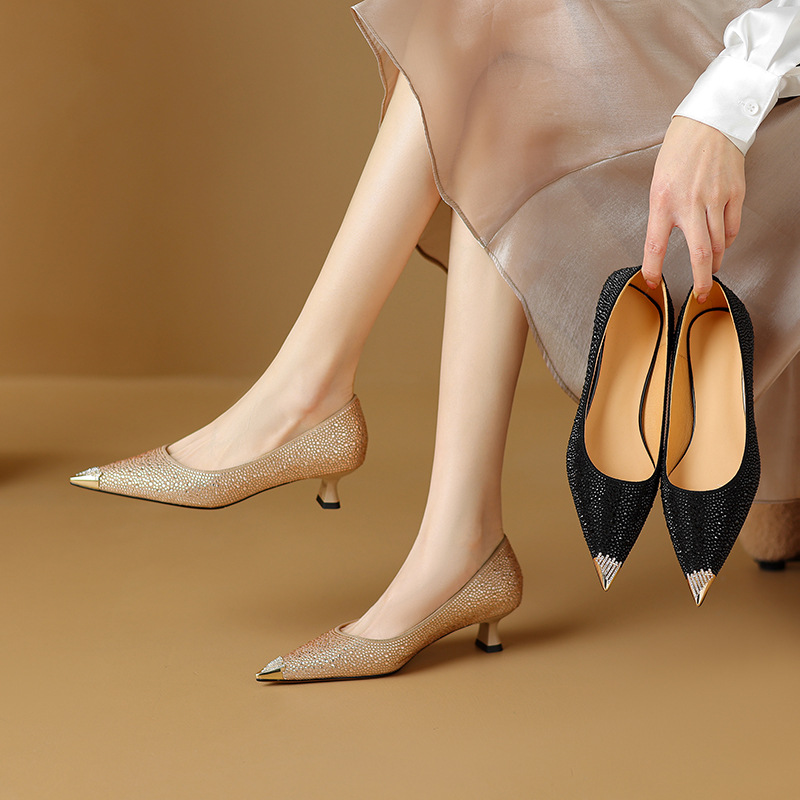 春夏季新款鞋子尖头细跟中跟鞋烫钻防踢头金属四季通勤简约单鞋女