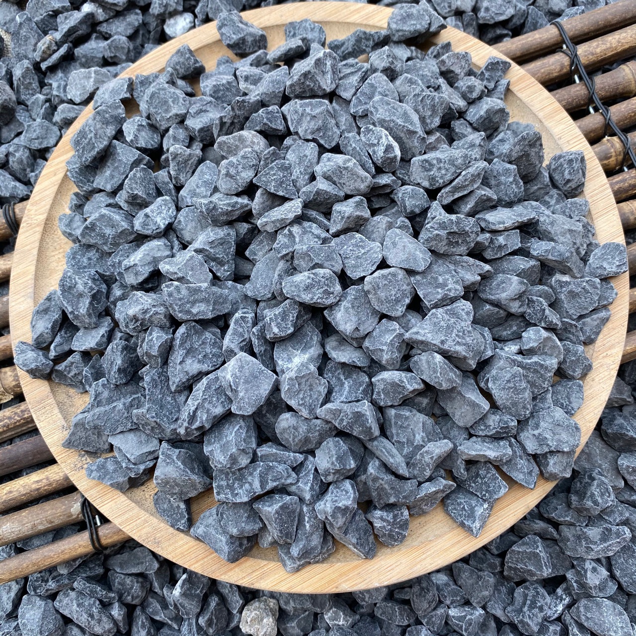 园林装饰石头粗砾黑色砾石枯山水景观石子瓜子片石碎石子厂家直销