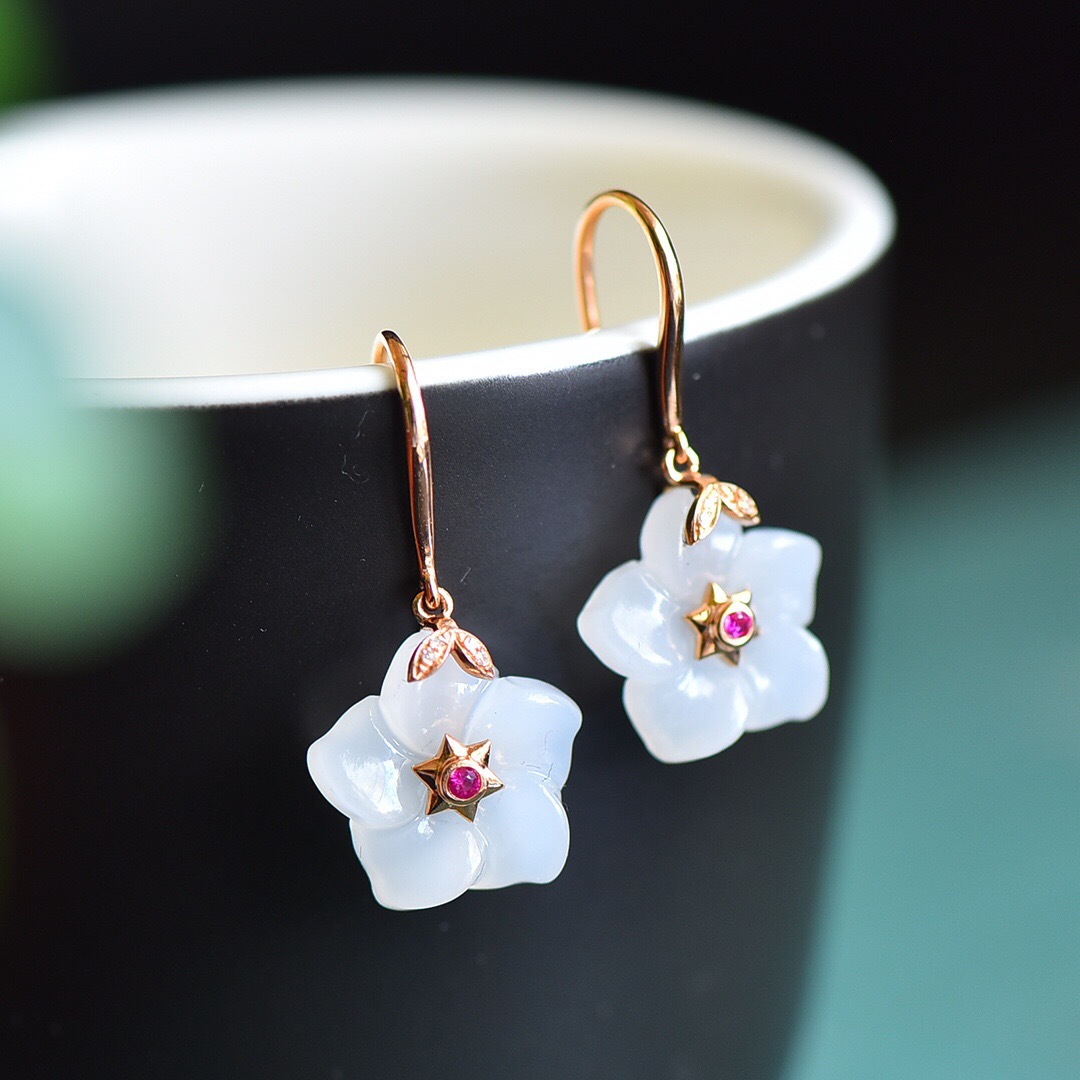 18k重金镶嵌羊脂玉梅花耳环 和田白玉尺寸13*27mm 梅花香自苦寒来