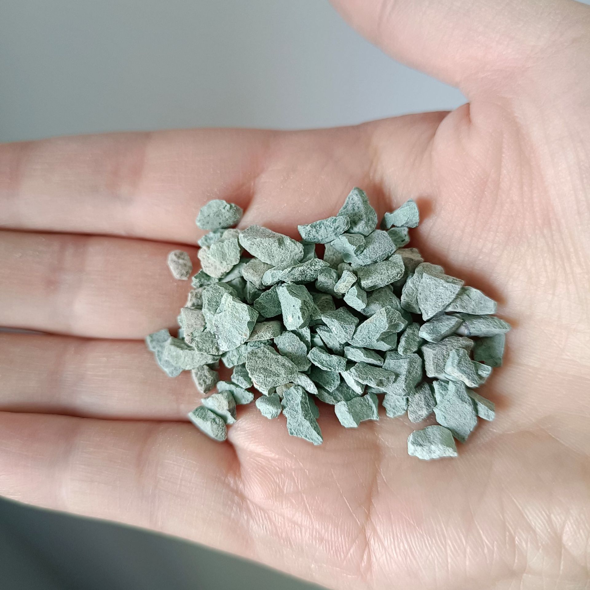 厂家直供绿沸石栽培基质用绿沸石营养土植物铺面