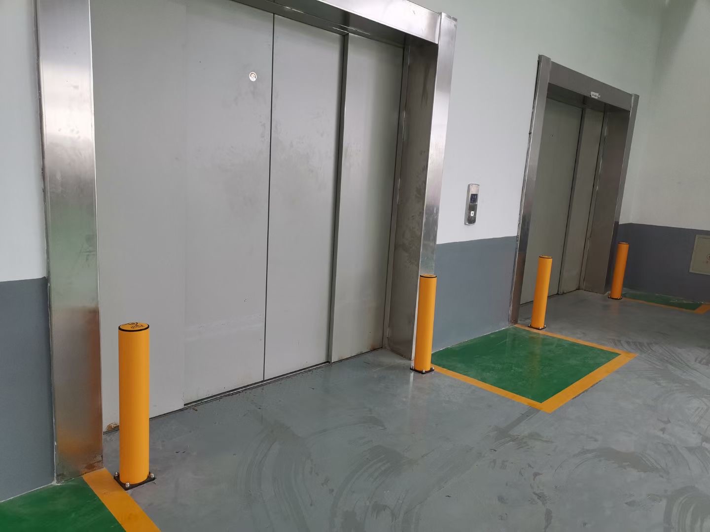 柔性防撞柱 弹性警示柱 隔离桩 防撞墩抗冲击卷帘门电梯防护柱