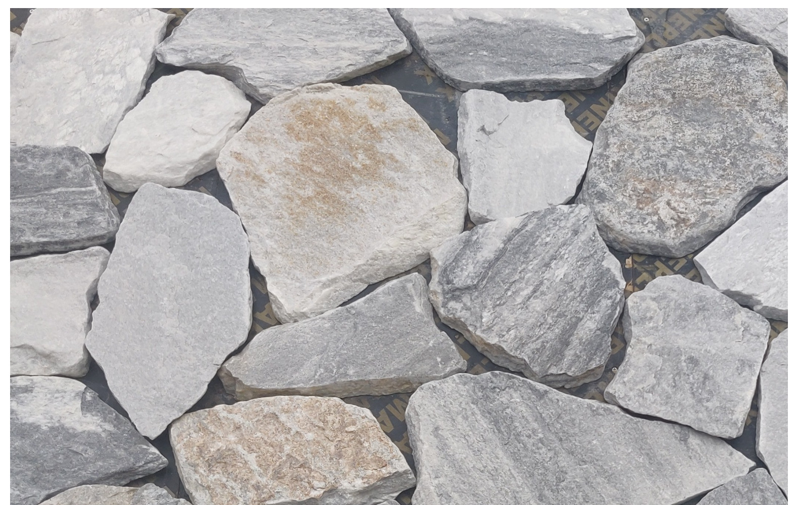 厂家供应 碎拼石 云灰 乱形石毛石片石 园林公园贴墙砖不规则片岩