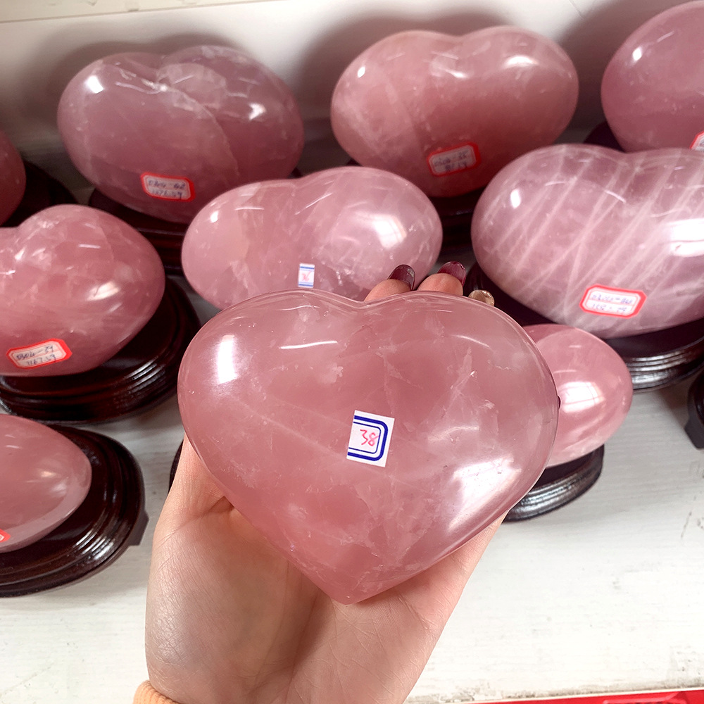 天然粉水晶爱心摆件马达加斯加粉水晶原石心形姻缘石家居婚礼用品